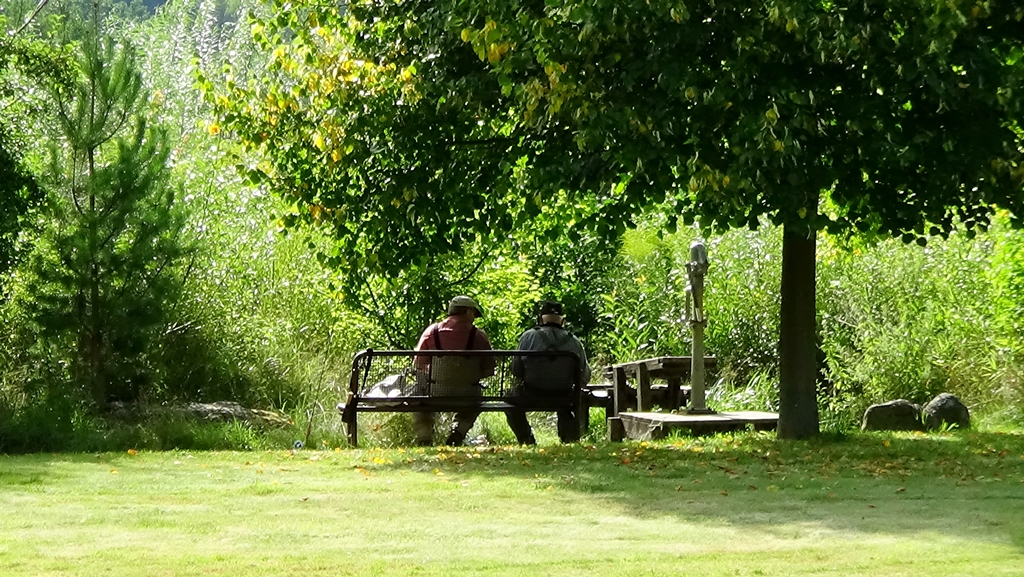 Fliegenfischen im weißen Regen. Hans und Konrad bei einer Pause im Kurpark in Bad Kötzting. Bayerischer Wald, Anfang August 2014.