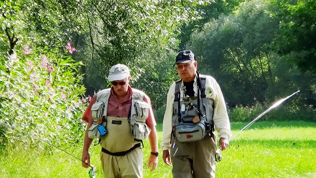 Fliegenfischen im weißen Regen. Hans und Konrad unterwegs zum Fliegenfischen, Bayerischer Wald, Anfang August 2014.